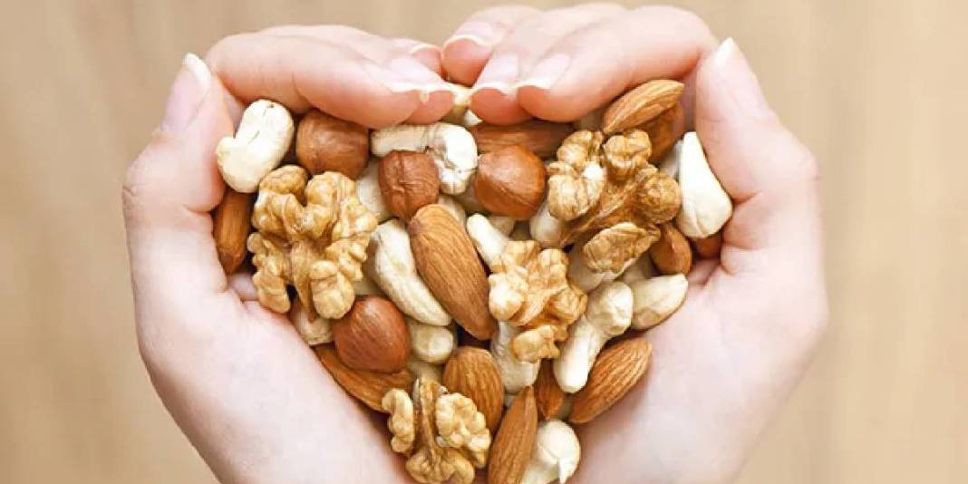 Sık sık ‘Tüketin’ uyarısı yapılıyor ama fazlası zarar! Kalbi korusa da akciğeri bitiriyor: Bu kuruyemişe dikkat! 1